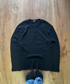 BLACK UNIQLO HENLEY MUSCULINE CROPPED TEE